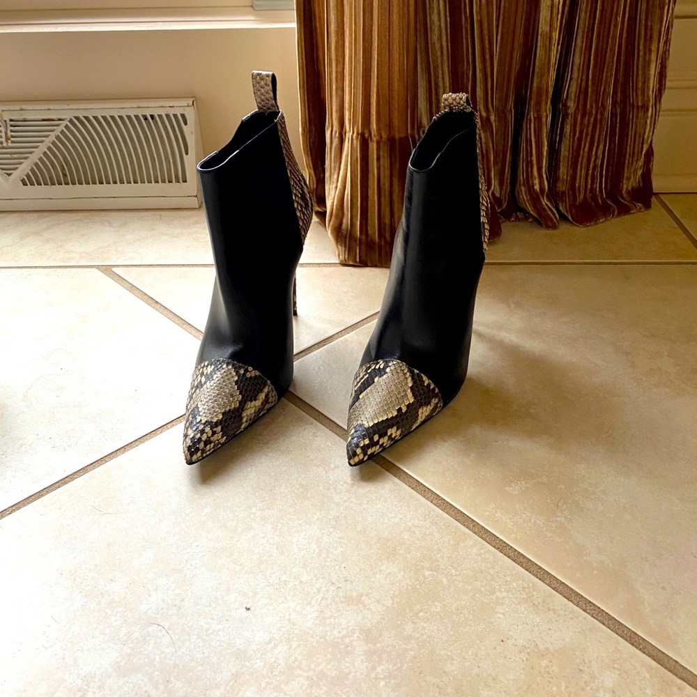 Gucci booties like new